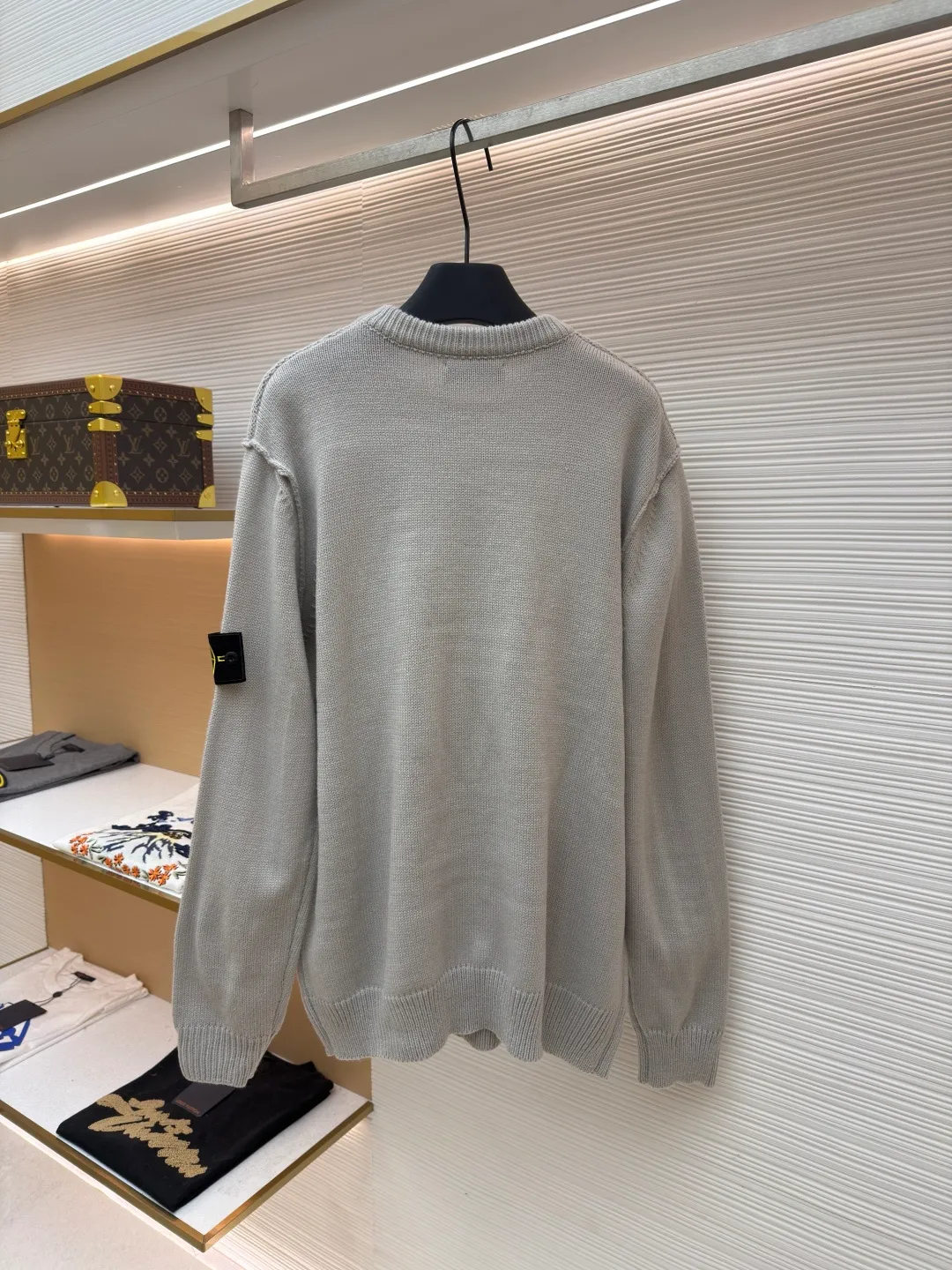 P420 Stonelsland Stone Island arm embroidered logo sweater ●Original version: 3690 purchase and development ●Item number: 1681949-A75 ●Fabric: wool blended fabric ●Technology: knitted ●Color: apricot ●Version: fitted version ●Weight: about 535 grams ●Size: S-M-L-XL ●Description: Made of 30% wool, 50% cotton, 20% spandex. The arm embroidery logo is made of double-layer soft leather, with embroidery logo technology on the surface and embellishment with the brand logo. Comes with laser engraved metal buttons. Garment washing-fixing color-fixing pattern-removing wool impurities. This style is woven with a 7-needle imported machine, with knitted threads on the neck and hem, and embroidered logos on the arms to present the brand vision. The overall wiring is straight and delicate, the fabric is comfortable and soft, and the color is consistent without color difference. It can be matched with the same style to create a fashionable look and control various occasions. Customized accessories, complete with three standards, same style for men and women!